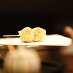 天ぷら 天源 - 口当たりよくまろやかな綿実油とゴマ油のブレンド油で揚げた天ぷら。伝統的な揚げたての天ぷらを存分にお楽しみ下さいませ。