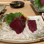 居酒屋 悠雅 - 馬刺し　ちょっと食べてしまった　これは刺身らし少し高い