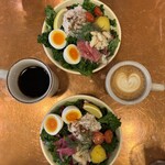 LOU - 自家製ツナのサラダボウル 1400円　カフェラテ650円