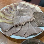 味成屋 - 料理写真:部位ごとに薄くスライスされており、ニンニク、味噌、キムチを乗せて巻いてかぶりつきましょう