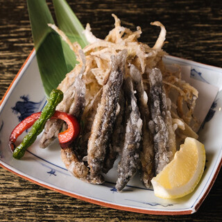 大分県から空輸で仕入れ！骨まで美味しい「どじょう唐揚げ」