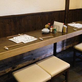 間接照明が優しく包み込む大人の空間。デートや少人数におすすめ