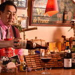 ワインの森 PAR AVION - ワインを注ぐシーン