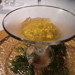 ラ・ターブル・ド・トリウミ - 最初の小さな一皿：有機新人参のムース・コンソメジュレと共に