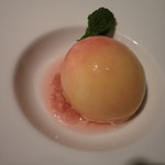 ラ・ターブル・ド・トリウミ - デザート：白桃のコンポートシャルトリューズ酒のグラニテとミントのソルベ