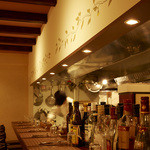 TRATTORIA IL PONTE - カウンター席にはイタリア全土の食後酒がずらり。