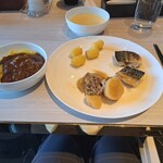 パレード - インディカ米のターメリックライスにモーニングカレーをかけたもの、ハッシュポテト、肉じゃが、鯖の塩焼き、コーンスープです。