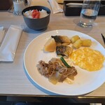 パレード - 白いご飯に辛子明太子をのせたもの、肉じゃが、鯖の塩焼き、スクランブルエッグ、ハッシュポテトです。