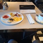 パレード - ハッシュポテト、スクランブルエッグ、鯖の塩焼き、ベーコン、辛子明太子などです。