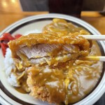 長寿庵 - 肉厚なのに肉質良好ですーっと歯が入ります。極上のロースカツです