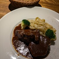 シャンパン食堂 - A.牛タンの赤ワイン煮込み、自家製手打ちパスタ添え