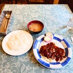 シャンティ - 多国籍料理店のランチ、味噌汁付き。