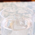 シャンティ - 管理の行き届いたグラスに、氷もたっぷり。