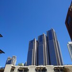 シャンティ - 左を見上げれば、"パークハイアット"。