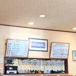 シャンティ - 厨房前カウンター席上のメニュー。