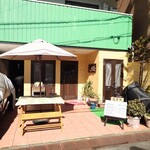 シャンティ - 住宅街に突如現れる、お洒落なファサード。