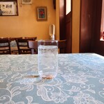 シャンティ - 着席後すぐに提供してくれる、冷たいお水。