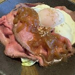 ワインアンドダイニング チェルキオ - ローストビーフ丼のスープが付いてランチ価格1400円なり。