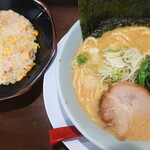 清六家 - 料理写真:豚骨ラーメン醤油＆半チャーハン