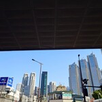 シャンティ - "山手通り"と"水道道路"が交わる、"西新宿四丁目交差点"が最寄りという立地。