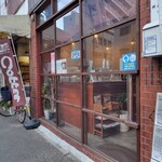 マハメルコーヒー - 店の外観（バス通りに建ってます）