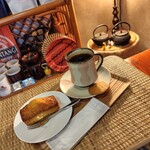 マハメルコーヒー - オレンジケーキとホットコーヒー（マンデリン）