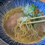 メントサケ - 麺は「低加水ややパツストレート極細麺」