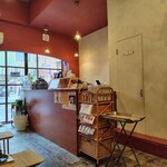 マハメルコーヒー - 店内。一番奥からの眺め