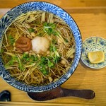 食菜　かま田 - 「梅おろしの彩りそば」（1,100円）は、本来冷かけですが、この日は温そばで作っていただきました。レモンも付いてたのでギュッと絞っていただきました。