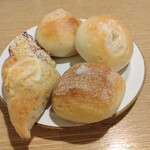 パントリエ - 上2つがシュガーロール、左上の小さいのがフレンチトースト。左下がバジルチーズ。右下が塩パン。