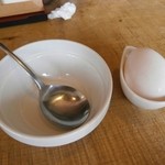 梅花亭 - 鉄板チャーハン用の卵と溶き卵用の容器