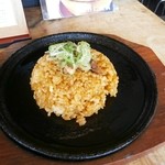 混ぜる前のチャーハン
