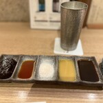 串亭 - ５種類のソースが並びます