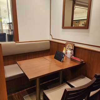 広々とした開放的なテーブル席は、ランチから大人数の飲み会まで幅広く最適です。