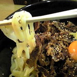 満月 - 麺は温麺で、モッチリとして伸びやか。肉汁と醤油と卵黄を絡み取ります。