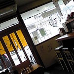 満月 - 店内はカウンターとテーブル席のみ。お冷セルフです。