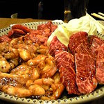 焼肉福楽 - カルビとホルモンです。どちらも良い肉！カルビは脂と肉のバランスが良い！