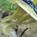 ラーメン亭皇 - スープには透明な脂が中粒で浮いています。