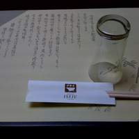 日本橋 伊勢重 - 一番乗りなのでまだ料理がきていません。待っている間に写真をとりました。