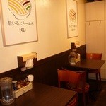 麺や でこ - テーブル席もございます