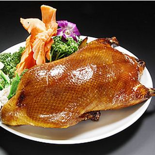 豪华!大家围坐在一起的中华美味!请品尝名产“北京烤鸭”!