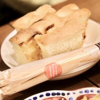 トラットリア イル レガーロ - グリッシーニ、パン