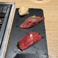 横浜焼肉kintan - サーロインの炙り寿司と赤身の肉寿司