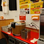 大輝家直系家系ラーメン 大金家 - 税込み１００で食べ放題ライス