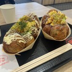 築地銀だこ ららぽーと名古屋みなとアクルス店 - どちらも同じ、てりたまたこ焼きですが、奥のはマヨなしでお願いしたものです