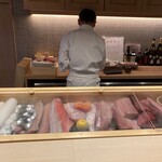 喰い切り鮨 のぶ - ネタのサクが目の前にズラリ！