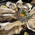 牡蠣&海老バル EAST BLUE - 新鮮な牡蠣の食べ比べ
      きちんと説明してくれます