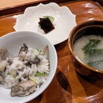 料理や まつもとけんじ - 牡蠣の土鍋ご飯と味噌汁、漬物