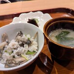 料理や まつもとけんじ - 牡蠣の土鍋ご飯と味噌汁漬物