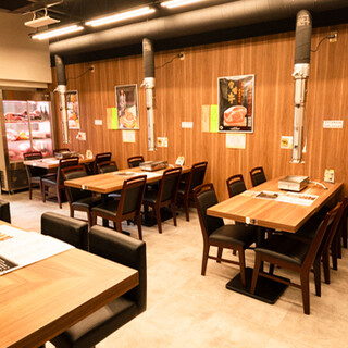 ゆっくりとくつろげる広々とした店内は大人数の宴会も可能